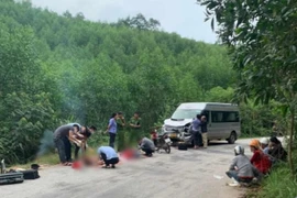 Tông trực diện ôtô 16 chỗ, 2 người trên xe máy tử vong tại chỗ