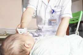 Bé gái 3 tháng tuổi ở Hà Nội bị nhỏ nhầm axit vào miệng