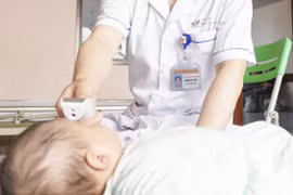 Bé gái 3 tháng tuổi ở Hà Nội bị nhỏ nhầm axit vào miệng