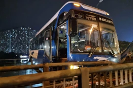 Xe khách đang lưu thông trên vành đai 3 suýt văng khỏi đường