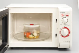 6 thực phẩm không nên hâm nóng trong lò vi sóng bạn cần biết