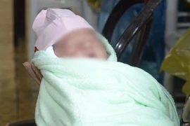 Bé sơ sinh nặng 3,1kg còn nguyên dây rốn bị bỏ rơi tại công viên