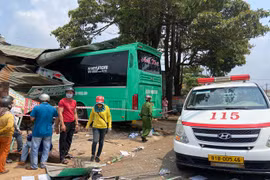 Gia Lai: Xe khách đâm vào nhà dân, 2 người tử vong, nhiều người bị thương