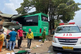 Gia Lai: Xe khách đâm vào nhà dân, 2 người tử vong, nhiều người bị thương