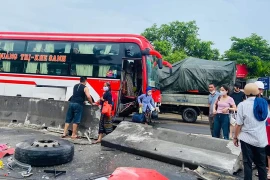 Tai nạn giao thông: Xe khách đâm vào dải phân cách, bánh văng ra ngoài