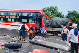 Tai nạn giao thông: Xe khách đâm vào dải phân cách, bánh văng ra ngoài