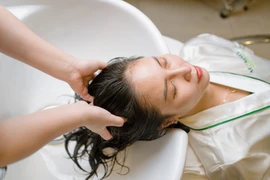 Trộn muối trắng với dầu gội có tác dụng gì?