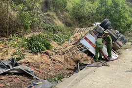 Cận cảnh hiện trường vụ xe tải lật vào vách núi, 4 người tử vong