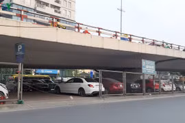 Cho phép trông giữ xe dưới gầm cầu cạn chỉ là biện pháp tạm thời 