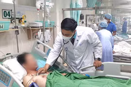 Đang đi trong sân nam thanh niên bất ngờ bị sét đánh khiến ngừng tim