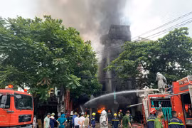 Cháy cơ sở sửa chữa lốp ô tô, 2 nhà liền kề bị thiêu rụi