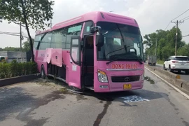 Xe khách bất ngờ nổ lốp, tông ôtô 4 chỗ rồi lao qua dải phân cách