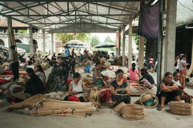 Ghé thăm chợ nón làng Chuông