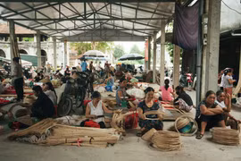 Ghé thăm chợ nón làng Chuông