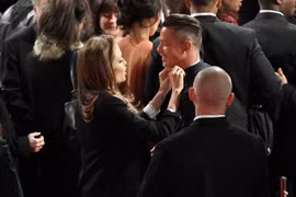 Angelina thắt lại nơ áo cho Prad Pitt trên thảm đỏ