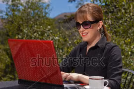 Mách bạn những chiêu tránh lóa cho màn hình PC ngoài trời