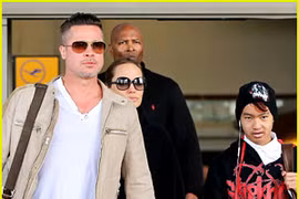 Gia đình Brad Pitt gây náo loạn tại sân bay