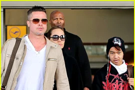Gia đình Brad Pitt gây náo loạn tại sân bay