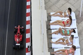 Chộp khoảnh khắc của phái đẹp ở mọi lứa tuổi