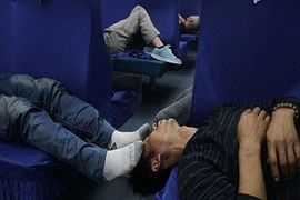 Muôn kiểu ngủ chờ mua vé về quê ở Trung Quốc