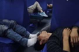 Muôn kiểu ngủ chờ mua vé về quê ở Trung Quốc