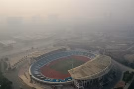 Chỉ số ô nhiễm không khí cao kỷ lục, trời Hà Nội xuất hiện "sương" mù mịt 