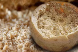 Khóc thét món phô mai lúc nhúc giòi kinh dị nhất thế giới 