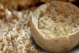 Khóc thét món phô mai lúc nhúc giòi kinh dị nhất thế giới 