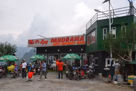 Nhà nghỉ Mã Pì Lèng Panorama sắp tháo dỡ du khách vẫn kéo đến selfie, chụp ảnh cưới