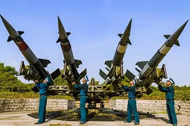 Ngỡ ngàng dàn vũ khí của những người lính canh trời, giữ biển Việt Nam