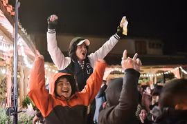 Lạc giọng vì cổ vũ bóng đá ở nơi đặc biệt nhất Việt Nam