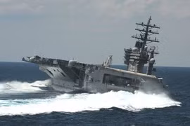 Tàu sân bay Lincoln của Mỹ từng bị 18 tàu chiến Iran "theo đuôi"?
