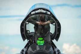 Phi công F-22 Mỹ mắc kẹt 5 giờ trong buồng lái sau tai nạn