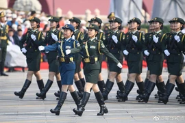 Hai nữ tướng Trung Quốc lần đầu xuất hiện dẫn binh diễu hành