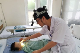 Bé trai bị nhỏ nhầm axit vào mũi