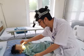 Bé trai bị nhỏ nhầm axit vào mũi