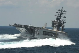 Tàu sân bay Lincoln của Mỹ từng bị 18 tàu chiến Iran "theo đuôi"?