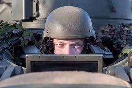 NATO giăng "bẫy tình" để... thử lòng binh lính 