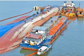 Toàn cảnh giải cứu, vớt dầu từ tàu chở 285 container chìm ở Cần Giờ