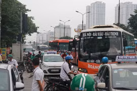 Người dân lỉnh kỉnh đồ đạc trở về Thủ đô sau nghỉ lễ