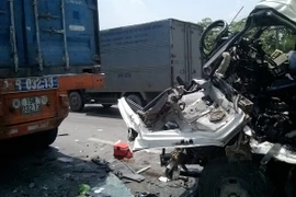 Xe nát người nguy kịch... tiền lả tả, dân đua nhau nhặt