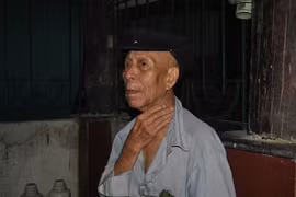 Nghi vấn thiếu tá công an bóp cổ ông lão 83 tuổi