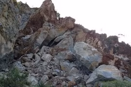 Cận cảnh sập mỏ đá... chó nghiệp vụ tìm xác nạn nhân