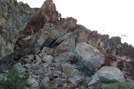 Cận cảnh sập mỏ đá... chó nghiệp vụ tìm xác nạn nhân