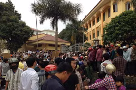 Giải vây phó công an huyện bị hàng trăm người dân bắt nhốt