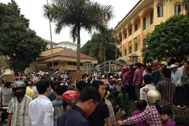 Giải vây phó công an huyện bị hàng trăm người dân bắt nhốt