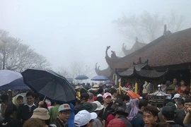 Hàng chục vạn du khách đội mưa về khai hội Yên Tử 
