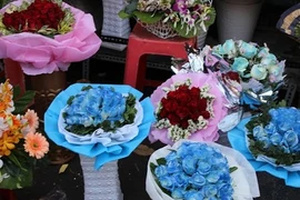 Giá hoa “ngất ngưởng” vẫn đông khách ngày 8/3