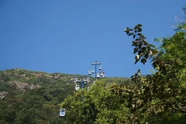 Cáp treo Yên Tử tăng giá mạnh, vẫn nêm cứng người