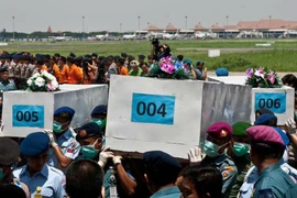 Tìm kiếm QZ8501: 5 nạn nhân vẫn thắt dây an toàn